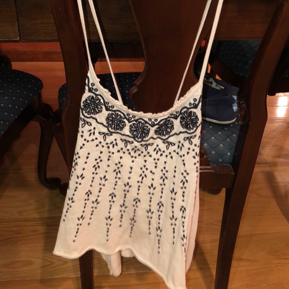 Adorable tank cross straps in back